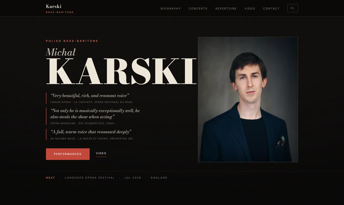 Strona michalkarski.com na komputerze: ciemny, afiszowy layout z nazwiskiem Michał Karski wielkim krojem szeryfowym, cytatami z recenzji i portretem w sekcji hero